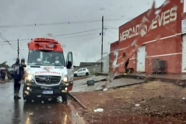 Imagem referente a notícia: Homem invade mercado e atira três vezes contra o proprietário no Campos Gerais do Paraná