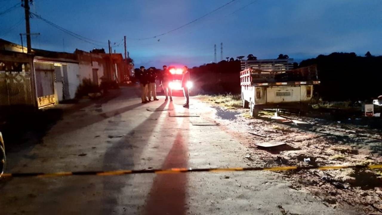 Homem morre após ser agredido e queimado vivo no Paraná