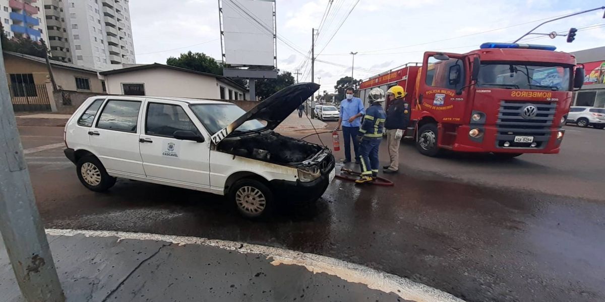 Veículo da Prefeitura de Cascavel pega fogo no Bairro Coqueiral