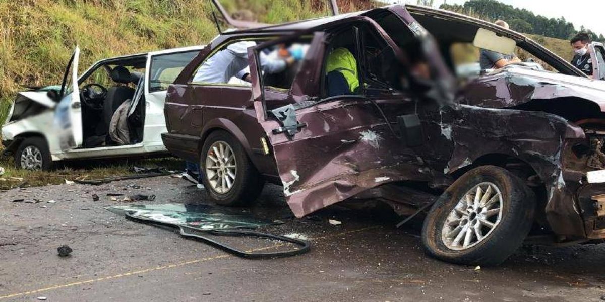 Colisão frontal na PR 180 deixa duas pessoas feridas entre Marmeleiro e Campo Erê