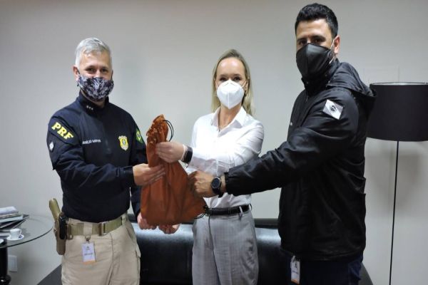 Imagem referente a notícia: PRF, Depen e Rodonorte distribuirão chinelos e itens de higiene a andarilhos no Paraná