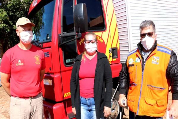 Imagem referente a notícia: Corpo de Bombeiros realiza entrega de cestas básicas ao Cras de Boa Vista da Aparecida