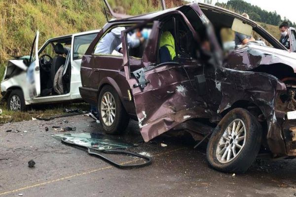Imagem referente a notícia: Colisão frontal na PR 180 deixa duas pessoas feridas entre Marmeleiro e Campo Erê