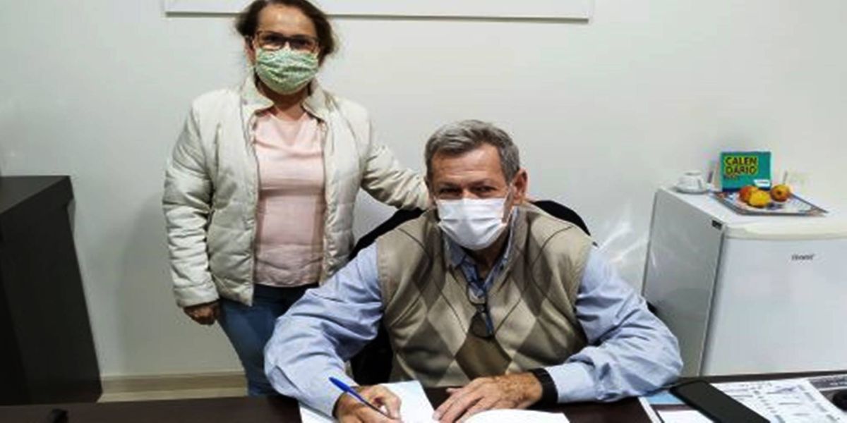 Prefeito de Assis Chateaubriand assina contrato que garante castração de animais de rua