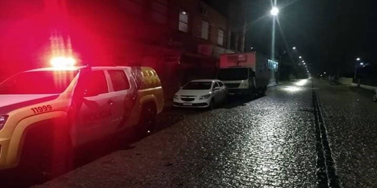 Policia Militar recupera caminhão e prende ladrões que estavam com o motorista refém na BR 277.