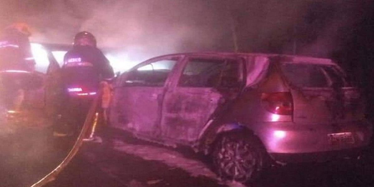 Carros batem e pegam fogo em estrada do Litoral do PR e acidente deixa um morto e quatro feridos