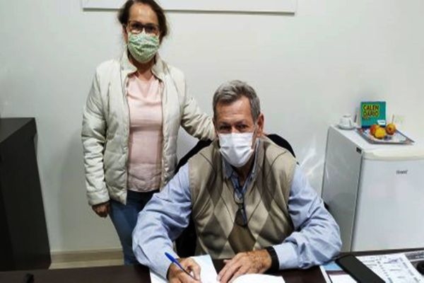 Prefeito de Assis Chateaubriand assina contrato que garante castração de animais de rua