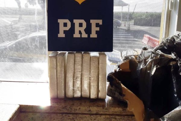 PRF apreende homem com 7 tabletes de cocaína em ônibus interestadual na BR-277
