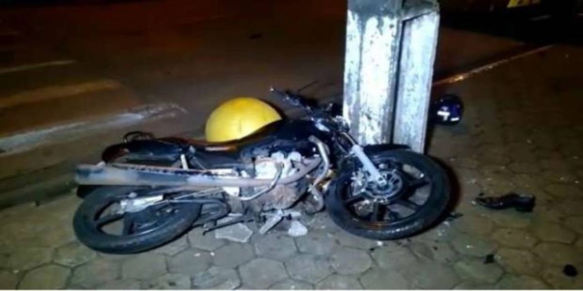 Homem morre após bater moto contra poste em Toledo