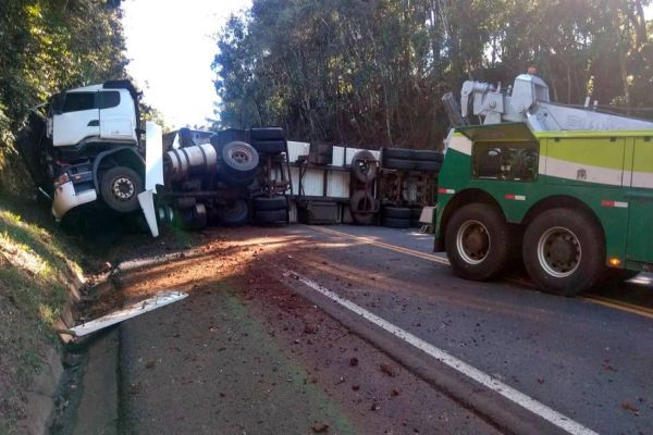 Carreta tomba e interdita BR 277 em Virmond