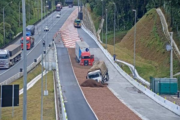 Imagem referente a notícia: Dois caminhões perdem o freio na descida da BR-376 e param na área de escape