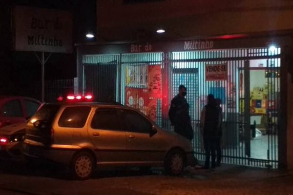 Homem pede para usar banheiro de bar, saca arma e mata cliente a tiros