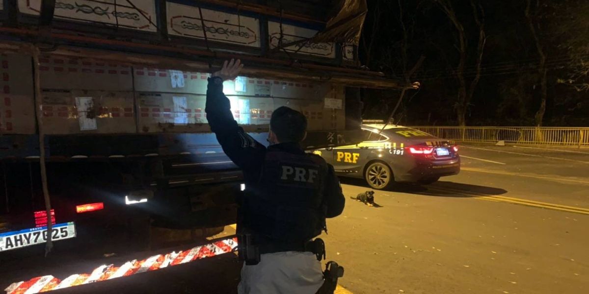 PRF apreende caminhão carregado com cigarros paraguaios em Guaíra