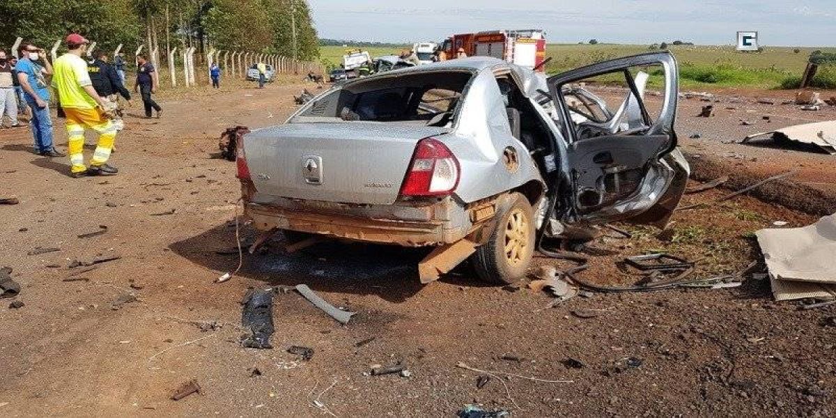 Acidente entre carro e caminhonete deixa quatro pessoas mortas na BR-163