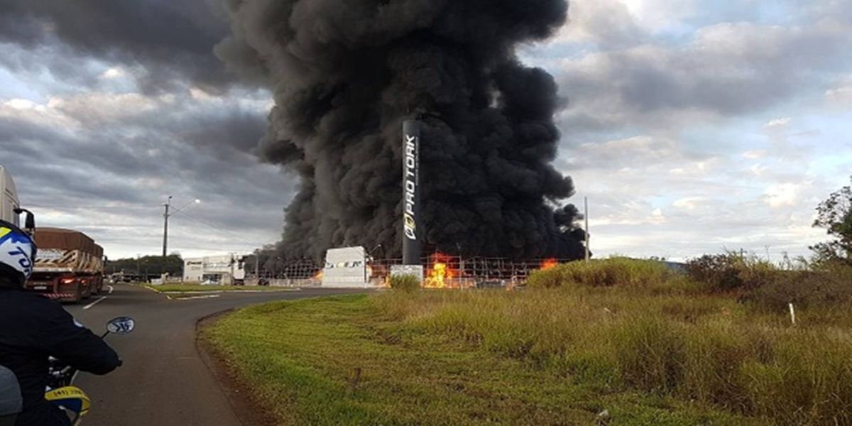 Fábrica de artigos para motociclistas é destruída por incêndio em Siqueira Campos