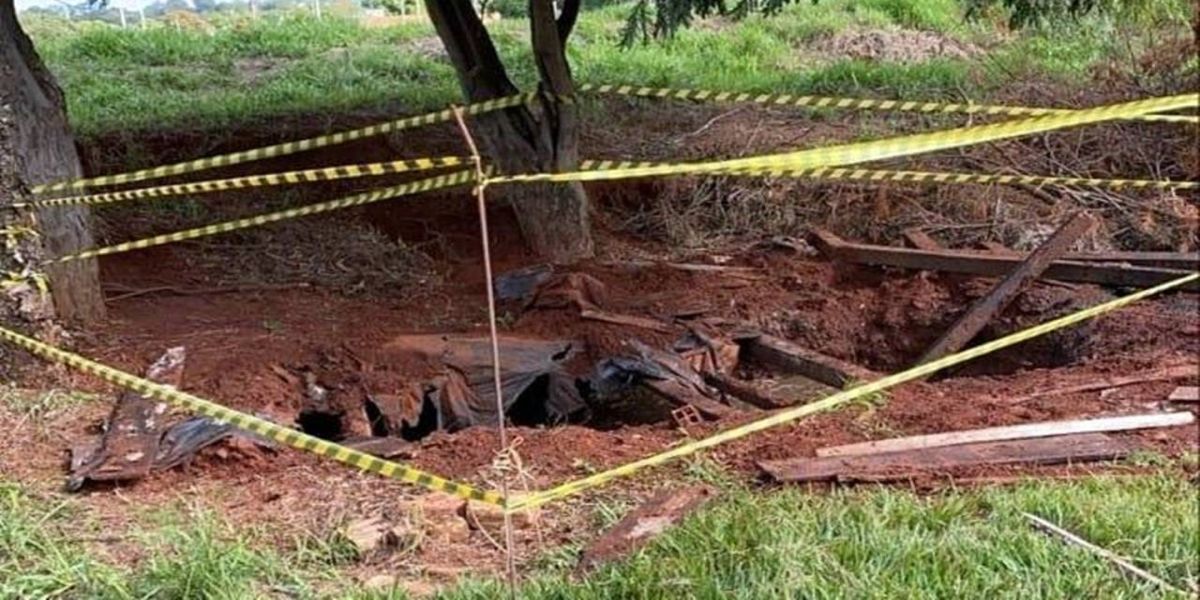 Bombeiros resgatam cavalo que caiu dentro de fossa em Guaíra