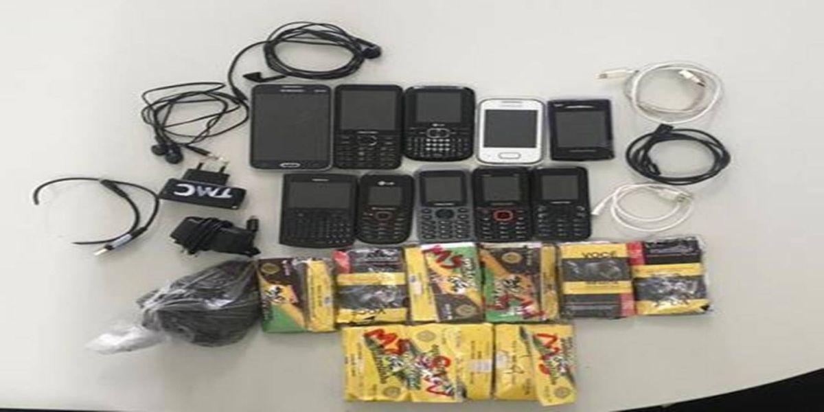 Agentes da PEC apreende 10 celulares e 10 pacotes de fumo durante a madrugada