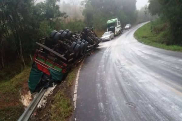 Tombamento de caminhão é registrado na PR-459 entre Mangueirinha e a Usina de Segredo