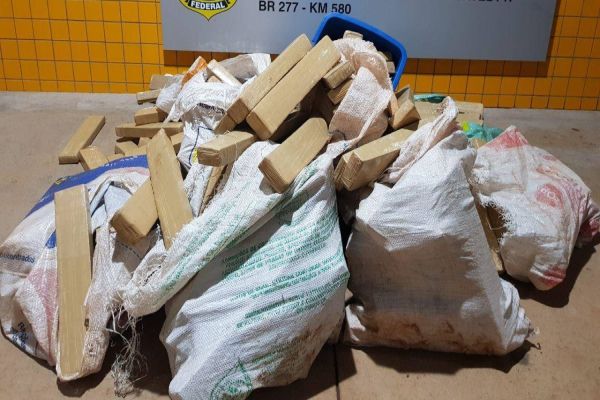 Após perseguição, PRF apreende quase 300 quilos de maconha no Paraná