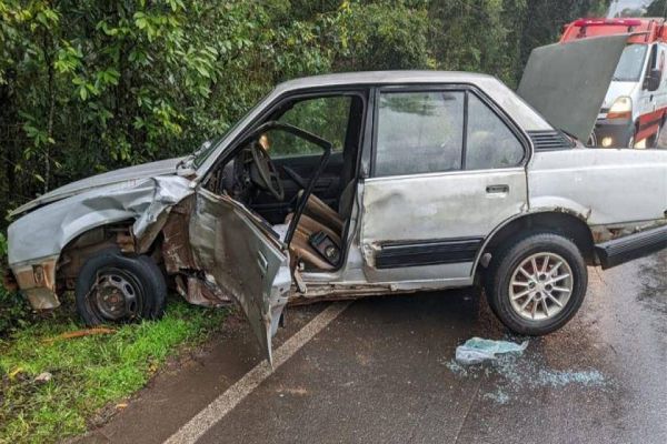 Acidente deixa 3 pessoas feridas na PR-566 em Itapejara D' Oeste