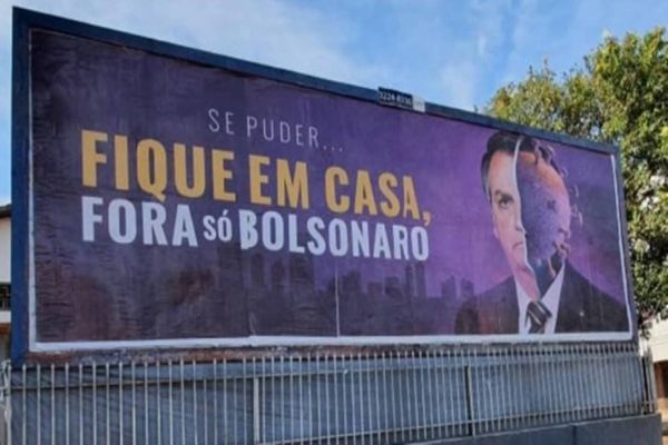Advogados pedem medidas legais após instalação de outdoor contra o Presidente da República