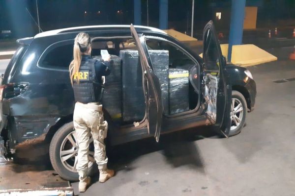 PRF apreende veículo carregado com grande quantidade de equipamentos eletrônicos.