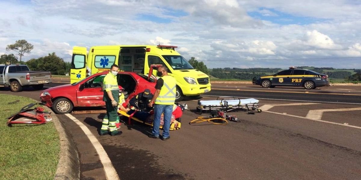 Colisão entre carro e caminhonete deixa duas pessoas ferida na BR-277