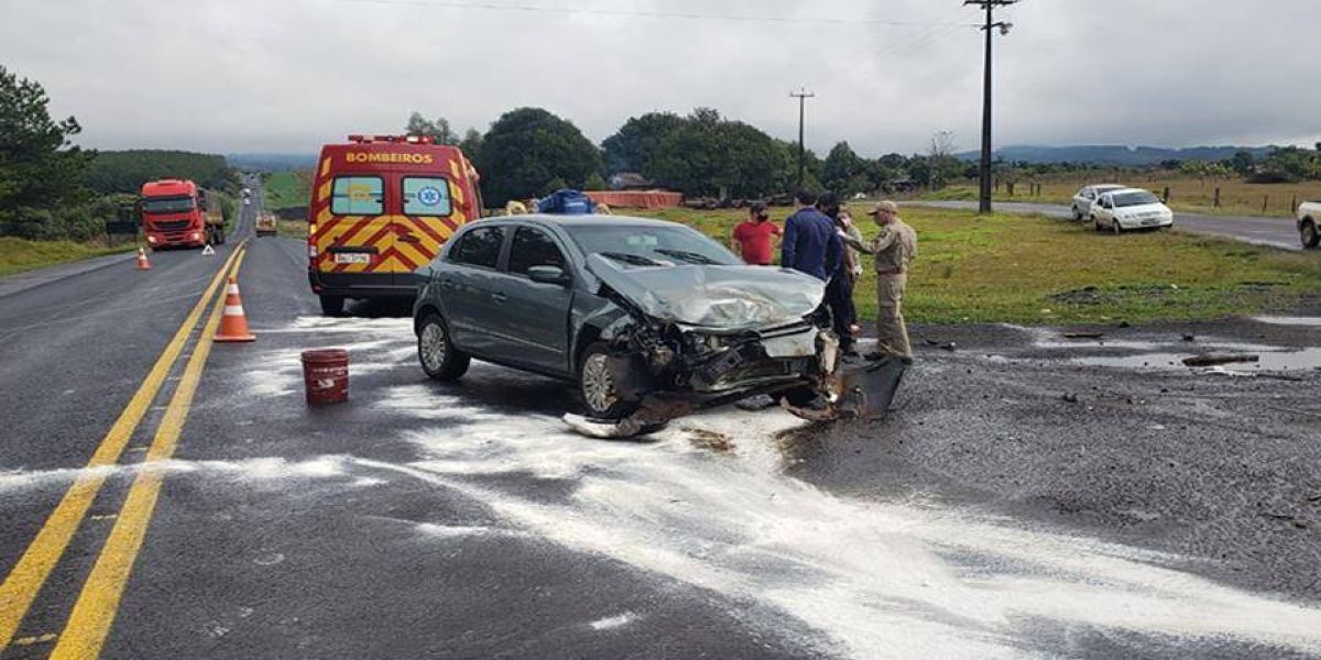 PR-483: Três carros batem e duas pessoas se ferem em acidente