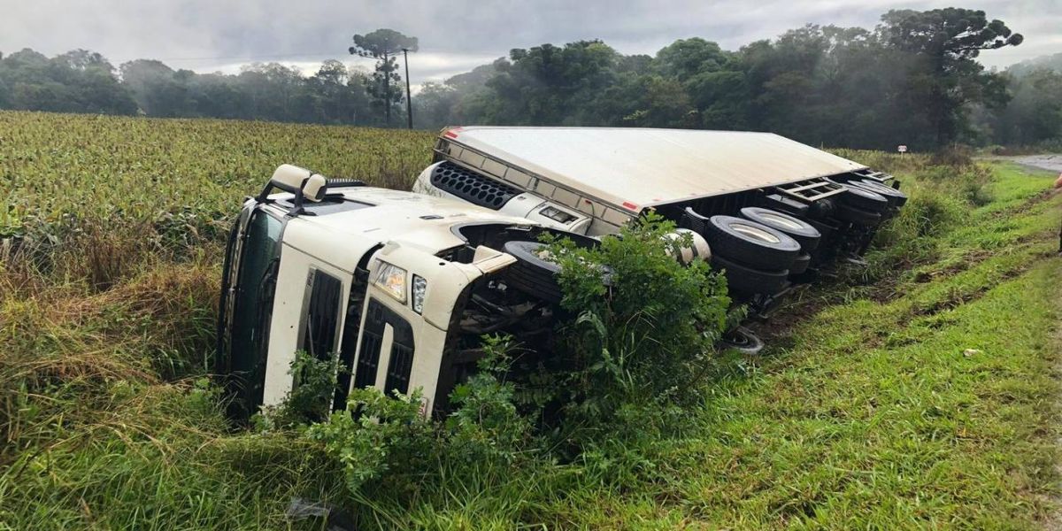 Motorista sai ileso após tombar caminhão na PR 566