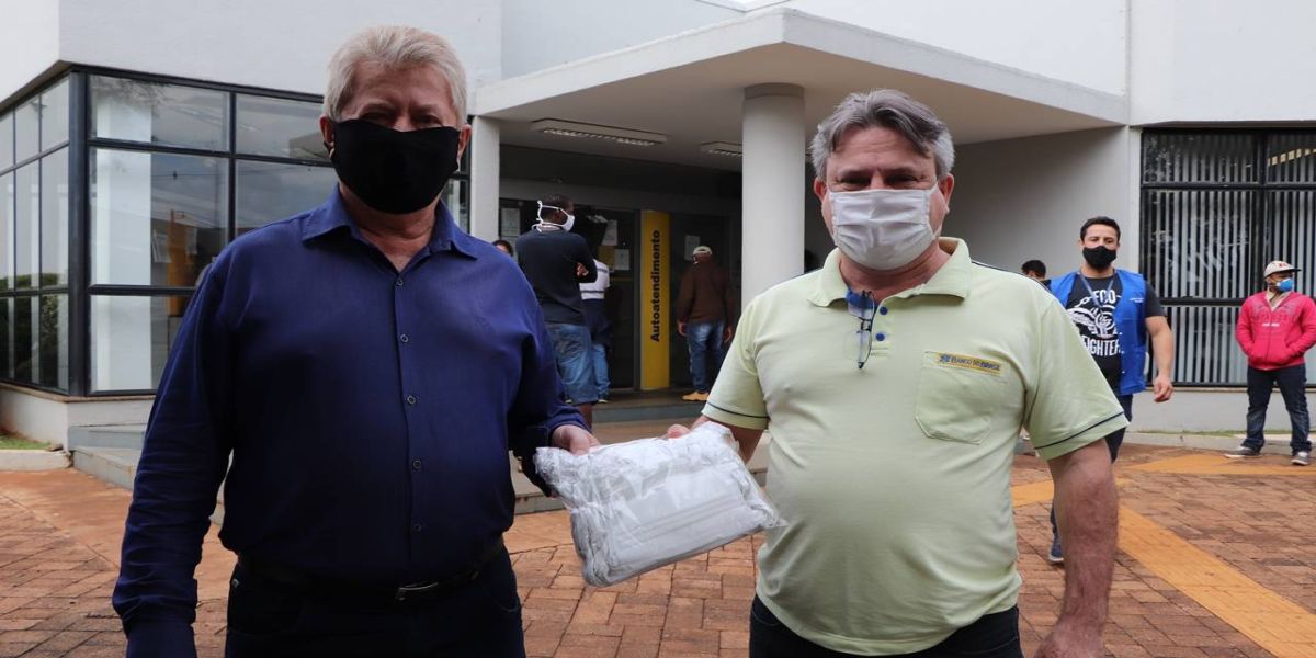 Governo de Cafelândia doa máscaras reutilizáveis a população e comerciantes