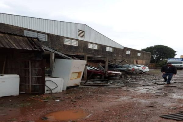 Ventos fortes deixam casa destelhadas em Vera Cruz do Oeste