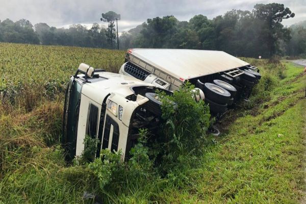 Motorista sai ileso após tombar caminhão na PR 566