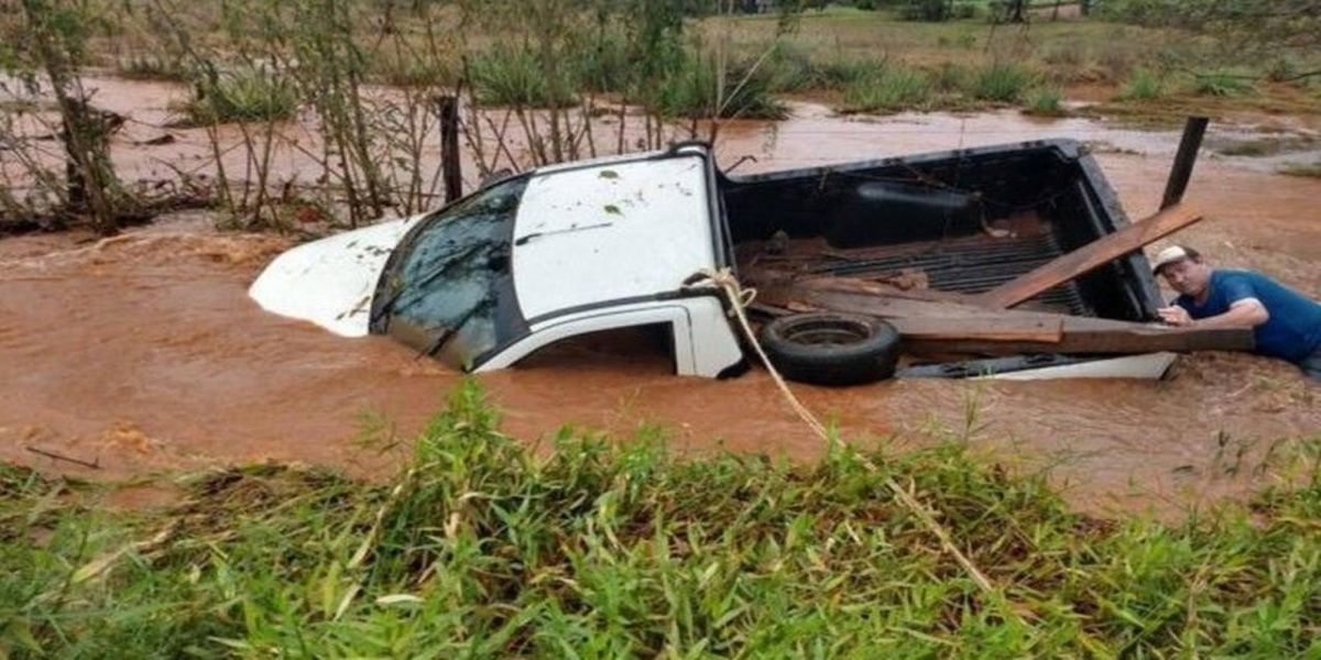 Possível tornado causa destruição em cidades de SC