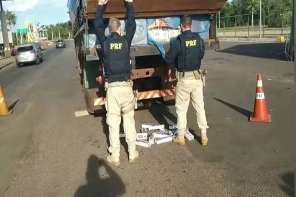 Imagem referente a notícia: PRF apreende caminhão carregado com cigarros paraguaios, avaliados em mais 1 milhão de reais
