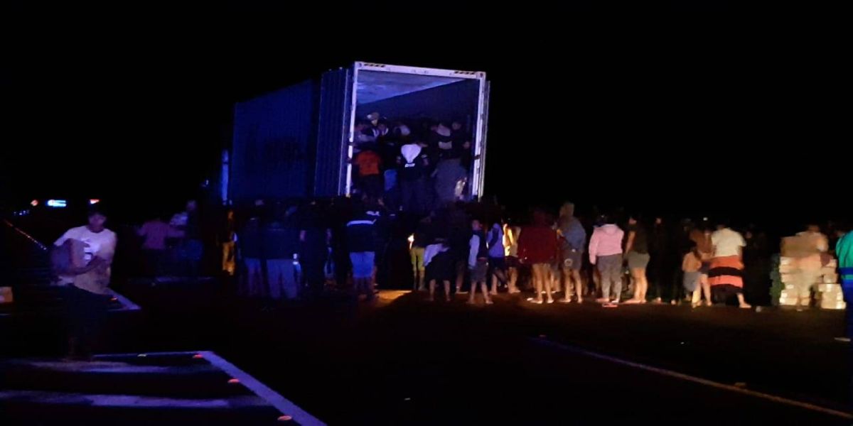 Caminhão se envolve em acidente e carga de frangos é saqueada por indígenas na BR-277