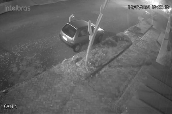 Corsa Wind de placa AHQ-9984 é furtada na região central