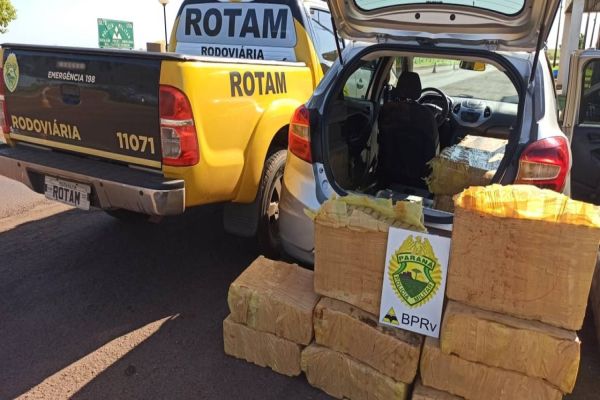 Imagem referente a notícia: PRE Cascavel apreende veículo carregado com 350 kg de maconha na PR-495