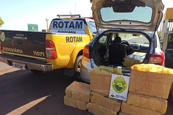 Equipe Rotam da 3ºCia/BPRv de Cascavel, apreende veículo carregado com 350kg de maconha