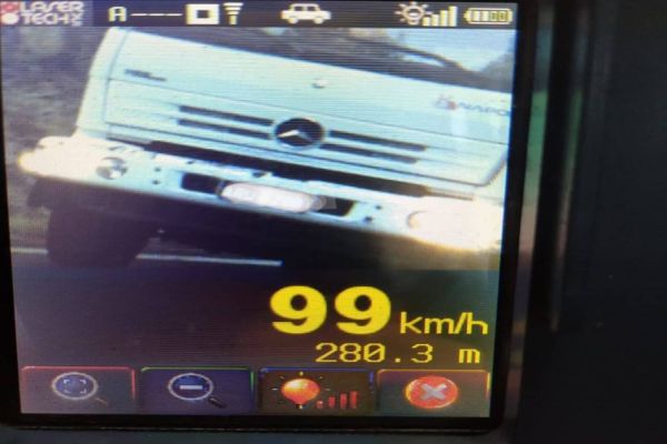 Durante operação PRE, flagra dois veículos em acima da velocidade permitida na PR-180