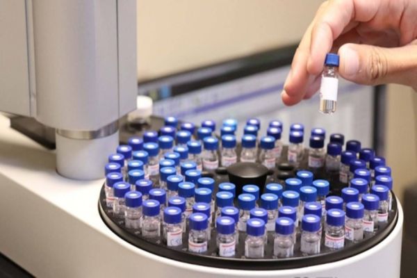 Infectologista explica como vão ser feitos os testes da vacina contra o coronavírus no Brasil