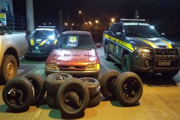 PRF e Receita Federal apreendem pneus e aparelhos de celular contrabandeados em Guaíra