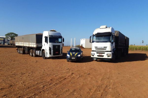 Imagem referente a notícia: Em uma hora, PRF apreende cerca de 5 milhões de reais em cigarros paraguaios contrabandeados