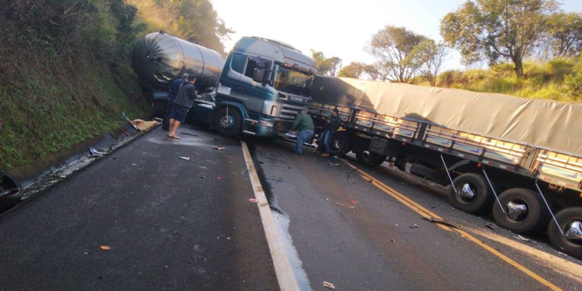 Grave acidente envolvendo cinco veículos interdita BR-277 em Cantagalo