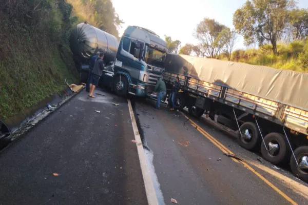 Foto relacionada a notícia: Grave acidente envolvendo cinco veículos interdita BR-277 em Cantagalo