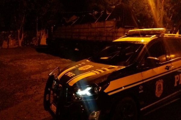 Imagem referente a notícia: Perseguição na BR-277 termina com carro em valeta e motorista foge a pé em Santa Tereza do Oeste