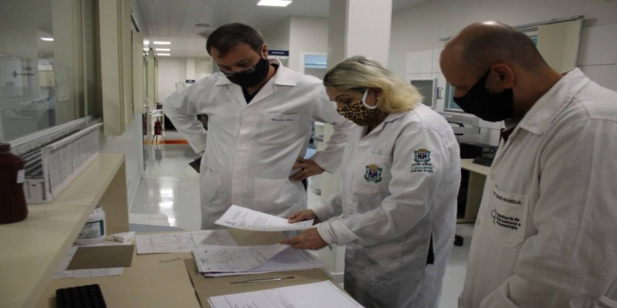 Professores da UTFPR de Toledo conhecem Laboratório Central de Cascavel