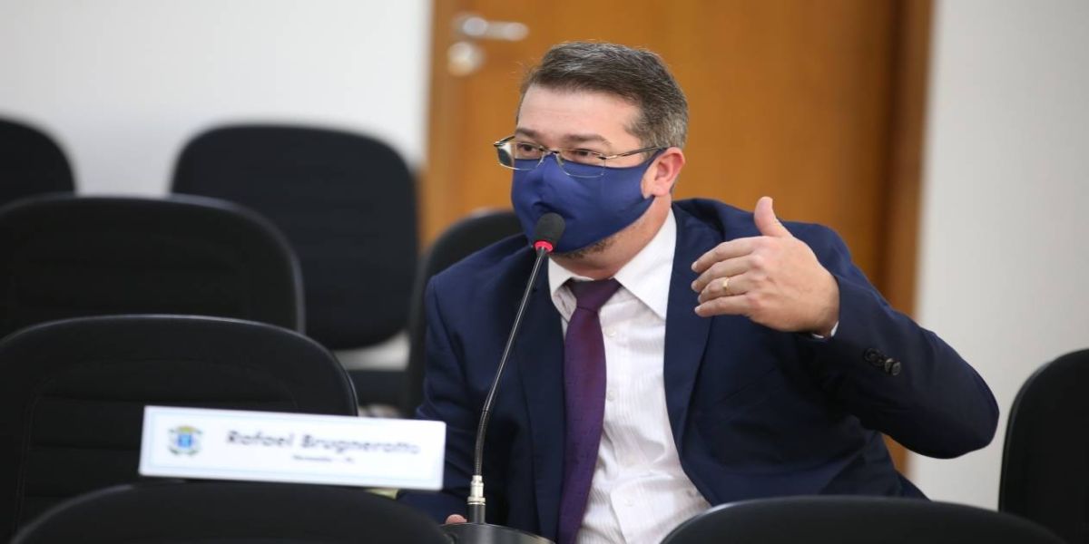 Professores estariam arcando com despesas na educação à distância, diz vereador