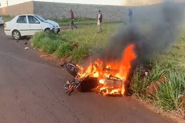Motocicleta pega fogo, após forte colisão de trânsito no Bairro Esmeralda