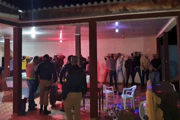 PM flagra festa com aglomeração de pessoas em chácara em Laranjeiras do Sul