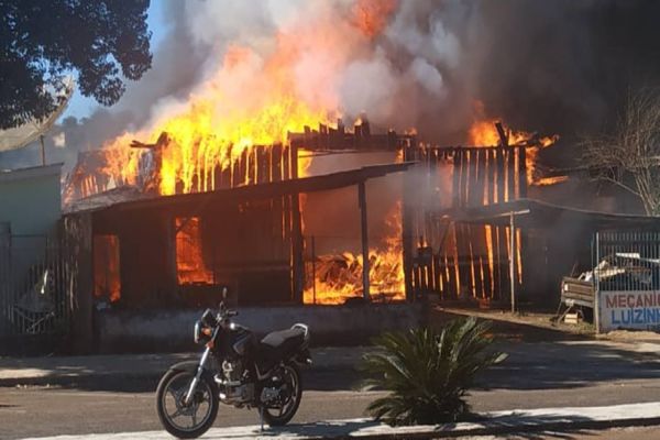 Imagem referente a notícia: Mecânica é consumida por incêndio em Coronel Vivida